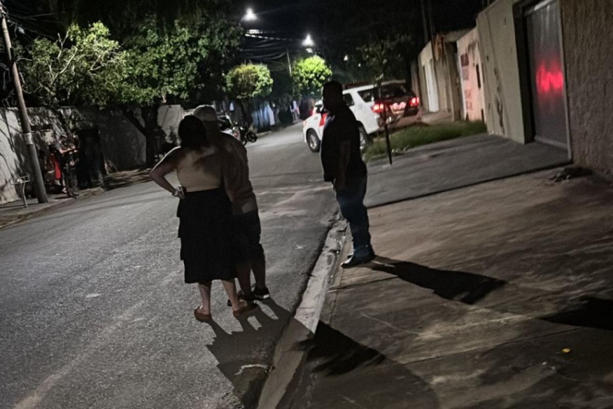 Vítimas de 26 e 19 anos foram baleadas em ruas diferentes do bairro; autor fugiu e ainda não foi identificado