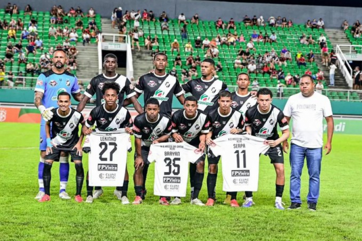 Antes do jogo contra o Velo Clube, pela Copa do Brasil, atletas do time exibiram camisas de três deles na entrada em campo