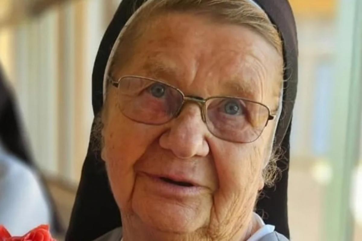 Idosa foi encontrada caída, com roupas parcialmente retiradas e sinais de agressão física. 