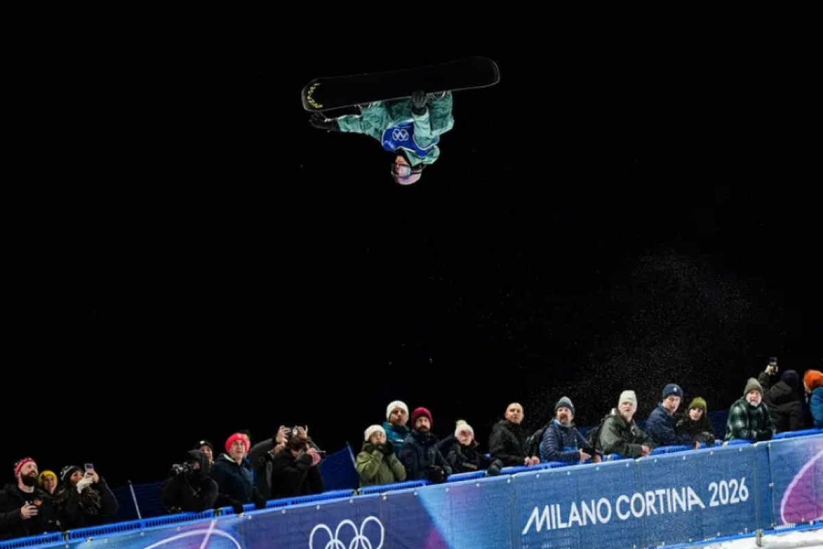 Pat Burgener em ação pelo snowboard halfpipe