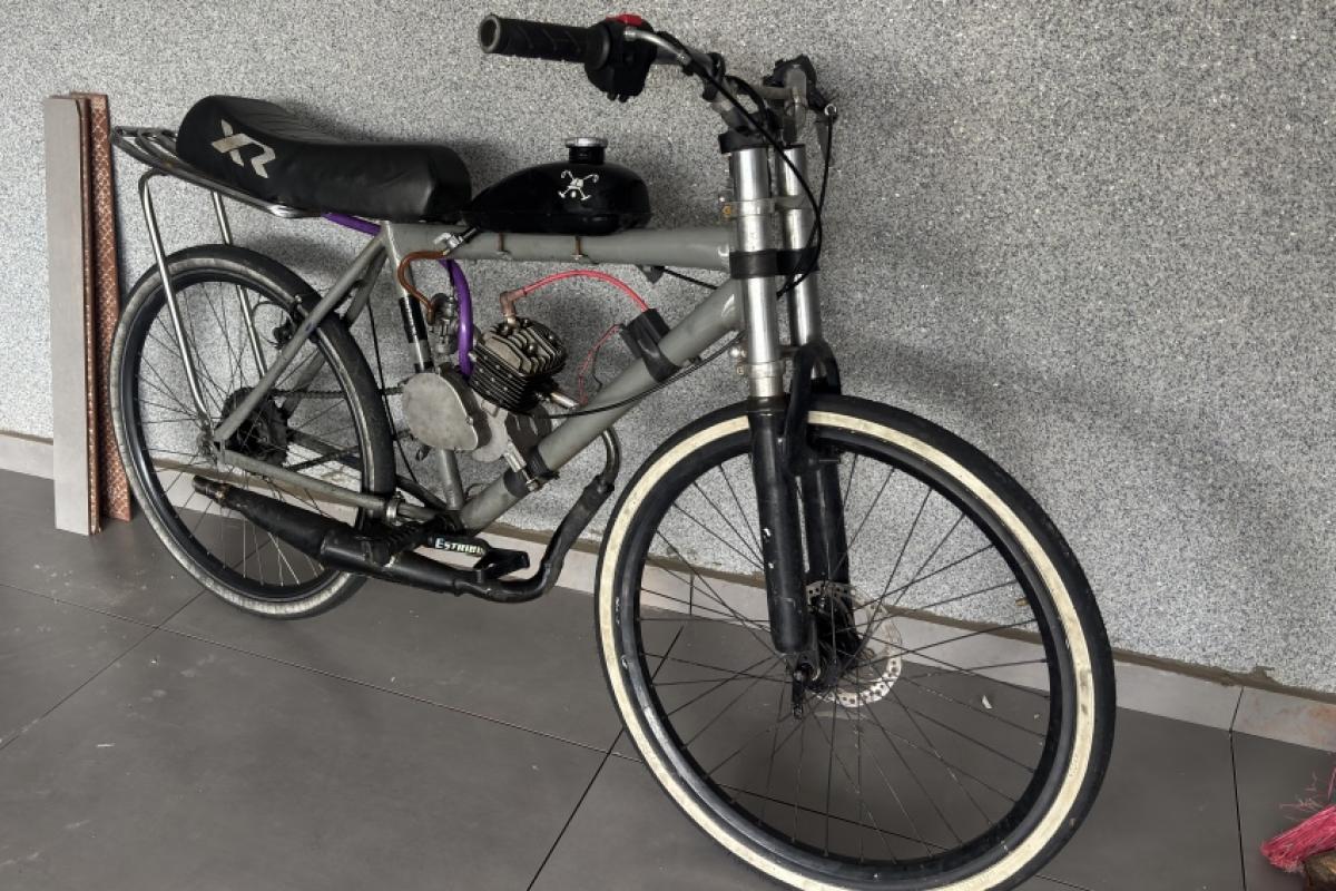 Bicicleta motorizada que o adolescente estava no momento do acidente 