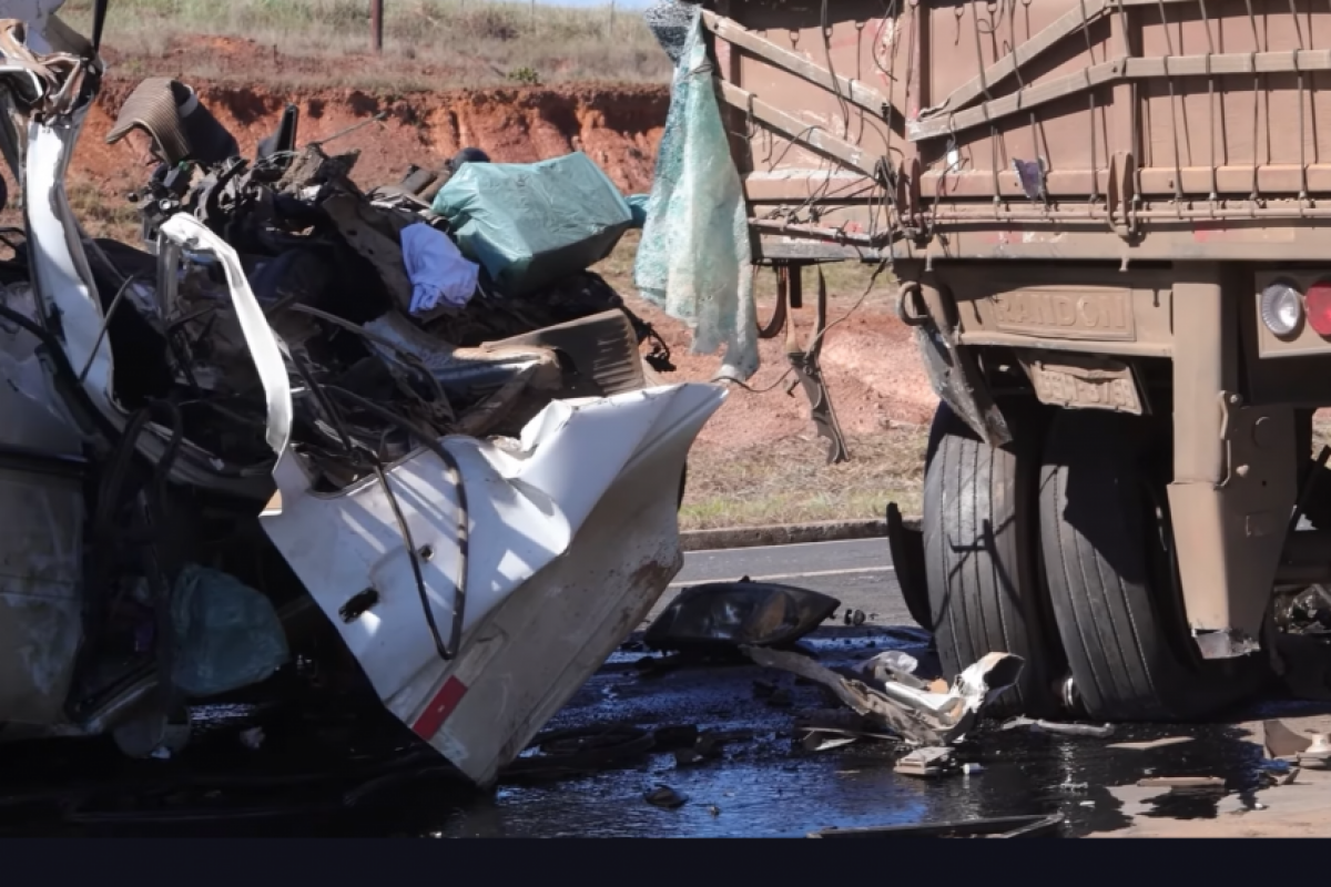 A van seguia no sentido Formosa–Plano Piloto quando bateu na traseira do caminhão, que trafegava em baixa velocidade. 