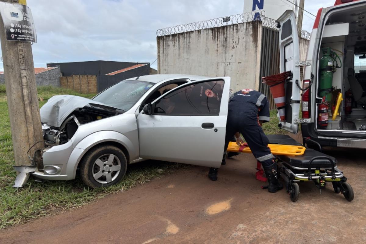 Socorristas retira a vítima do carro, após o acidente 