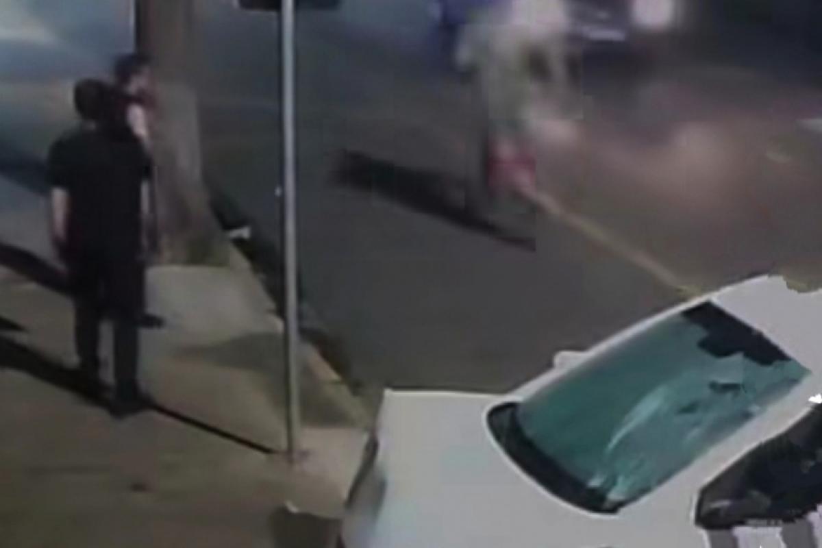 Após o acidente com o casal, o homem não hesitou e saiu correndo do local, largando a companheira. 