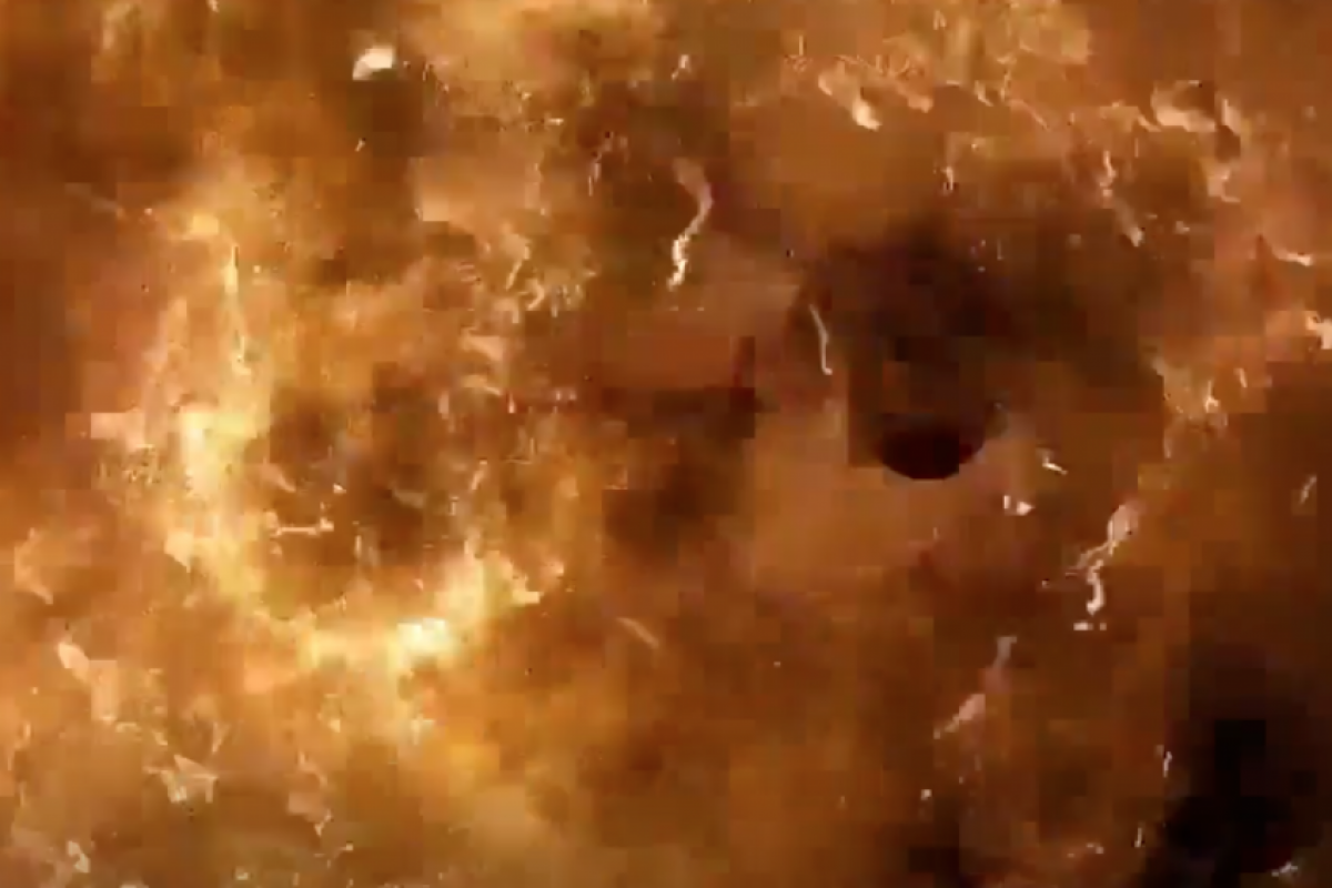 As imagens mostram uma mulher entrando primeiro no elevador, seguida por um homem que carregava mais de uma dezena de balões dentro de um saco plástico. 