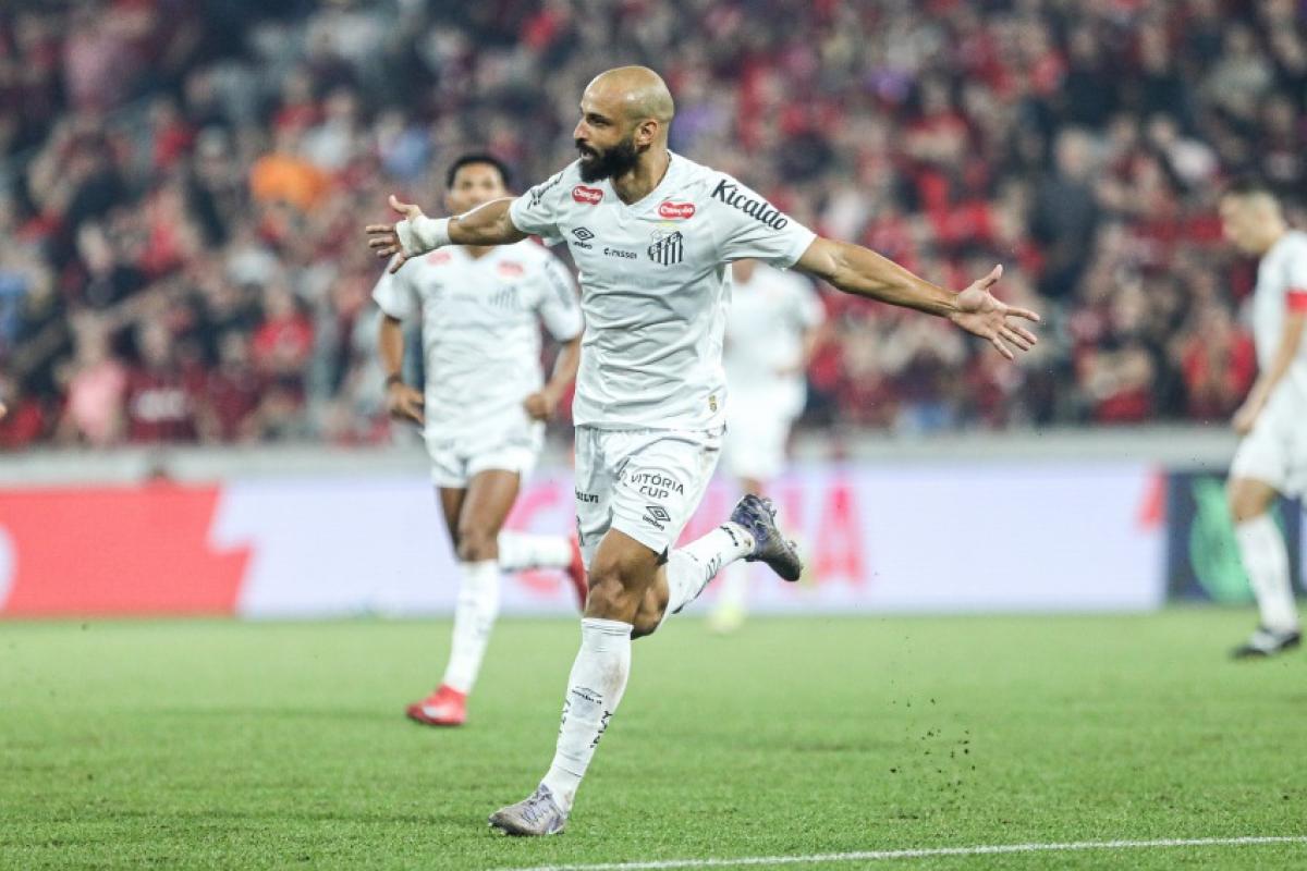 Thaciano 'roubou' a bola de Miguelito na entrada da área a bateu no canto do goleiro Santos