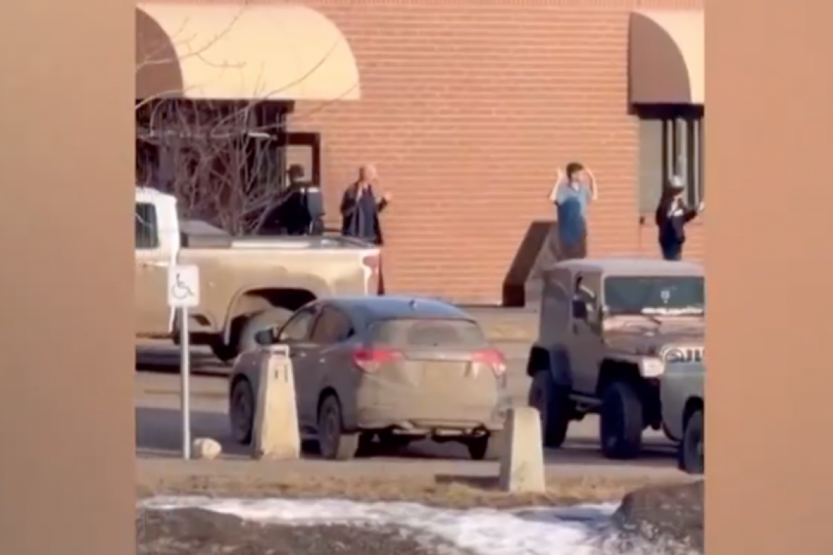 O superintendente da polícia local disse que a corporação ainda não sabe o que pode ter motivado o crime.