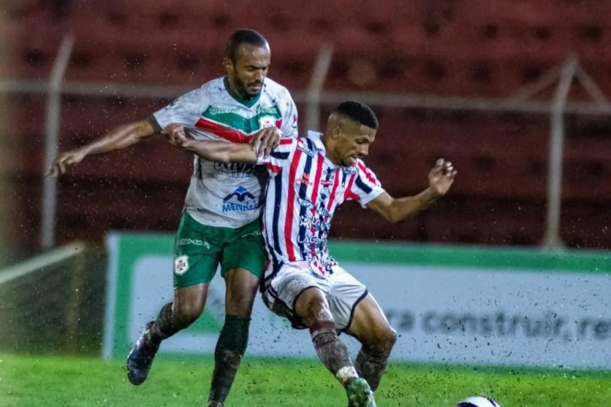 O Galo conquistou o primeiro gol com ajuda de poça d'água