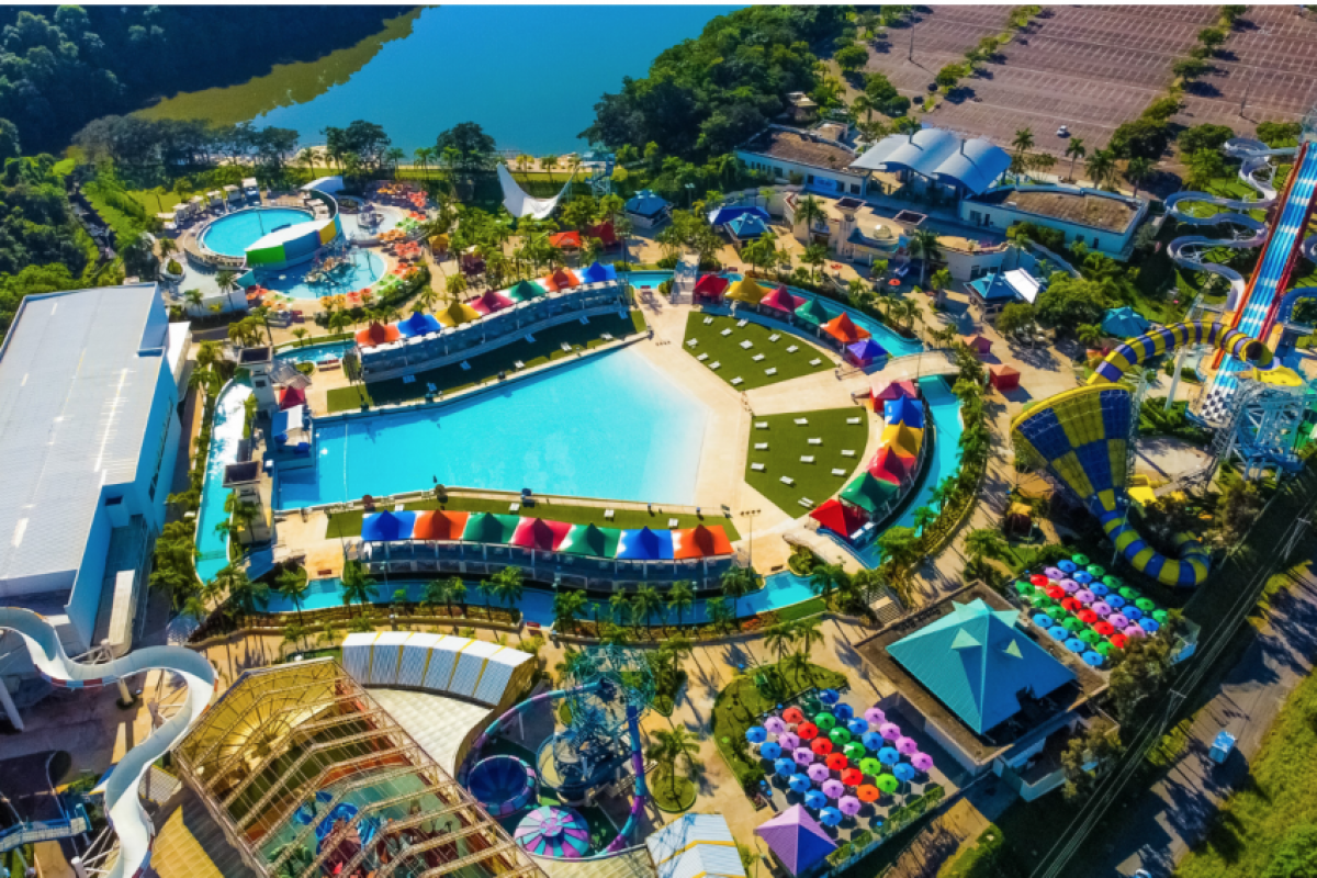 O adolescente contou ao pai que, enquanto usava o mictório, foi abordado pelo suspeito.