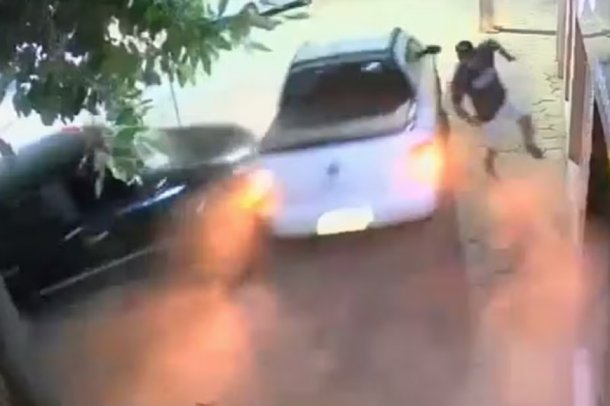 O caso aconteceu na segunda-feira (16) e foi registrado por câmeras de monitoramento.