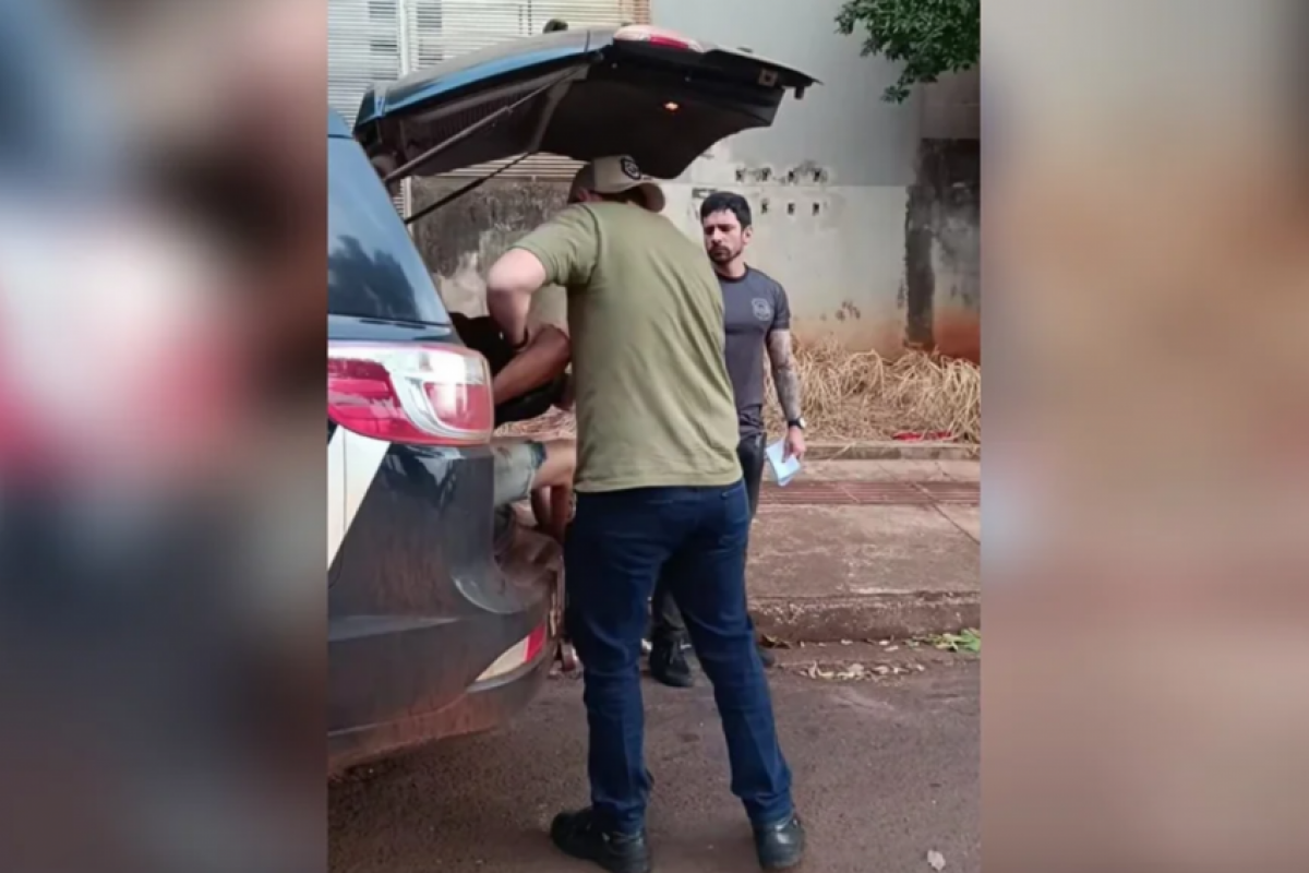 O caso veio à tona após a criança dar entrada em uma Unidade de Pronto Atendimento com múltiplas lesões. 