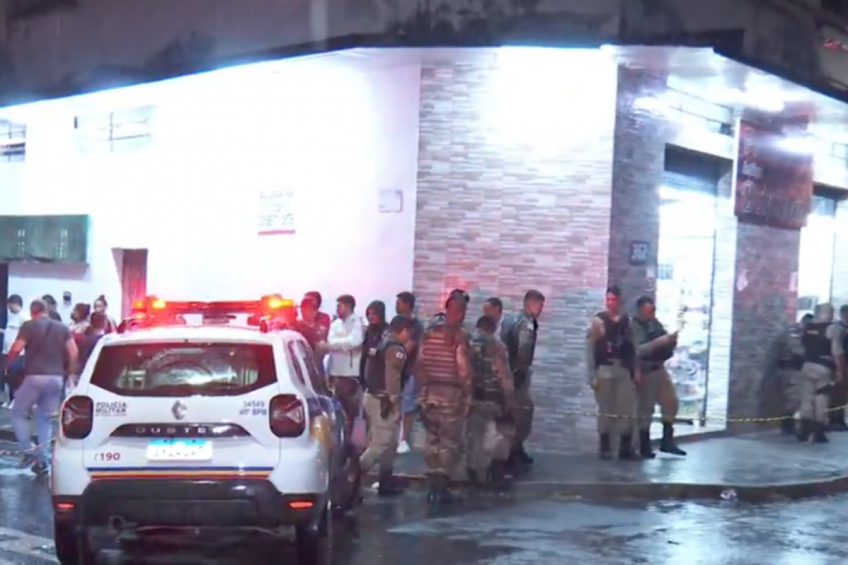 O suspeito pelas mortes é um adolescente de 17 anos, que foi apreendido pela Polícia Militar.