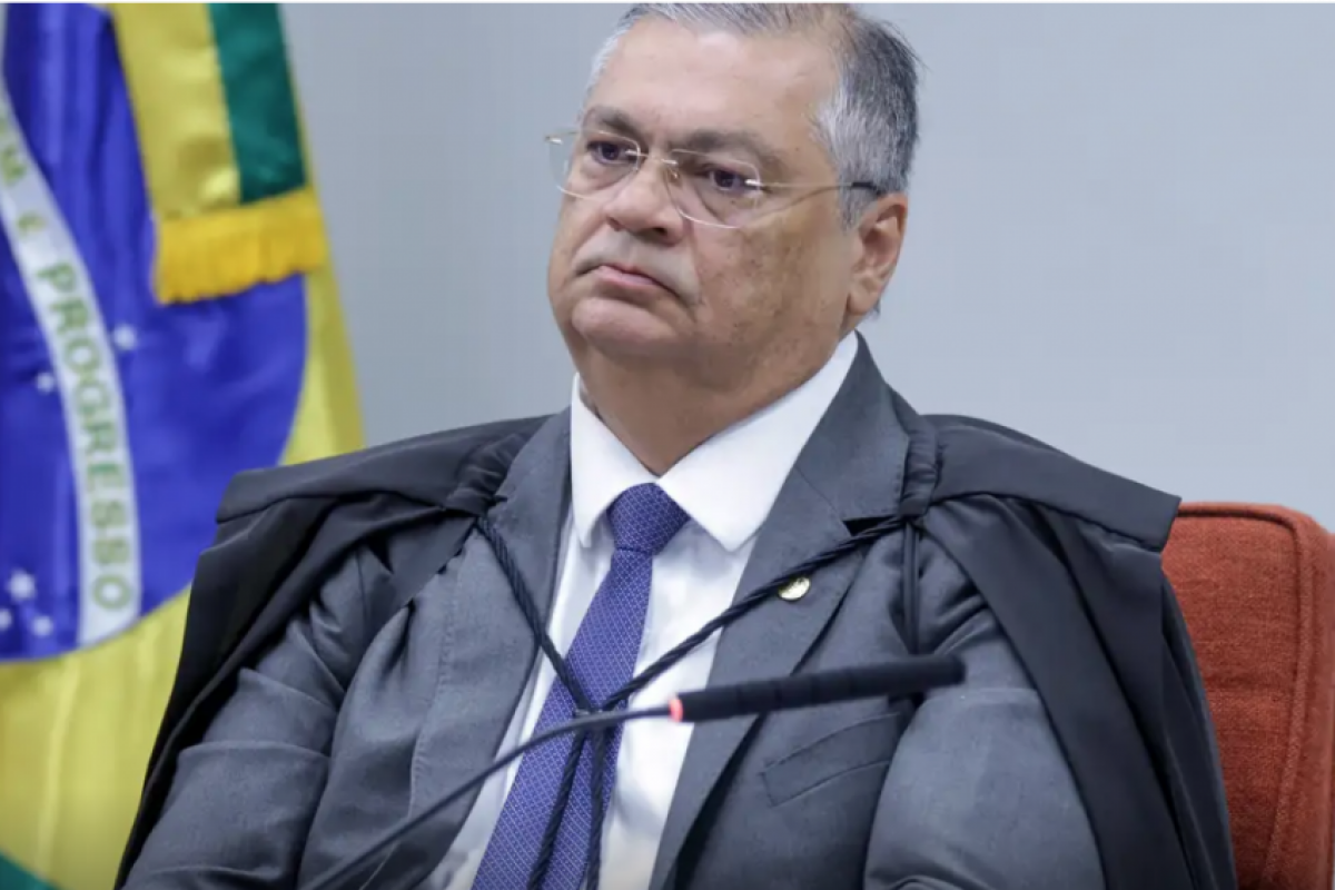 Flávio Dino mandou suspender pagamentos ilegais nos Três Poderes.