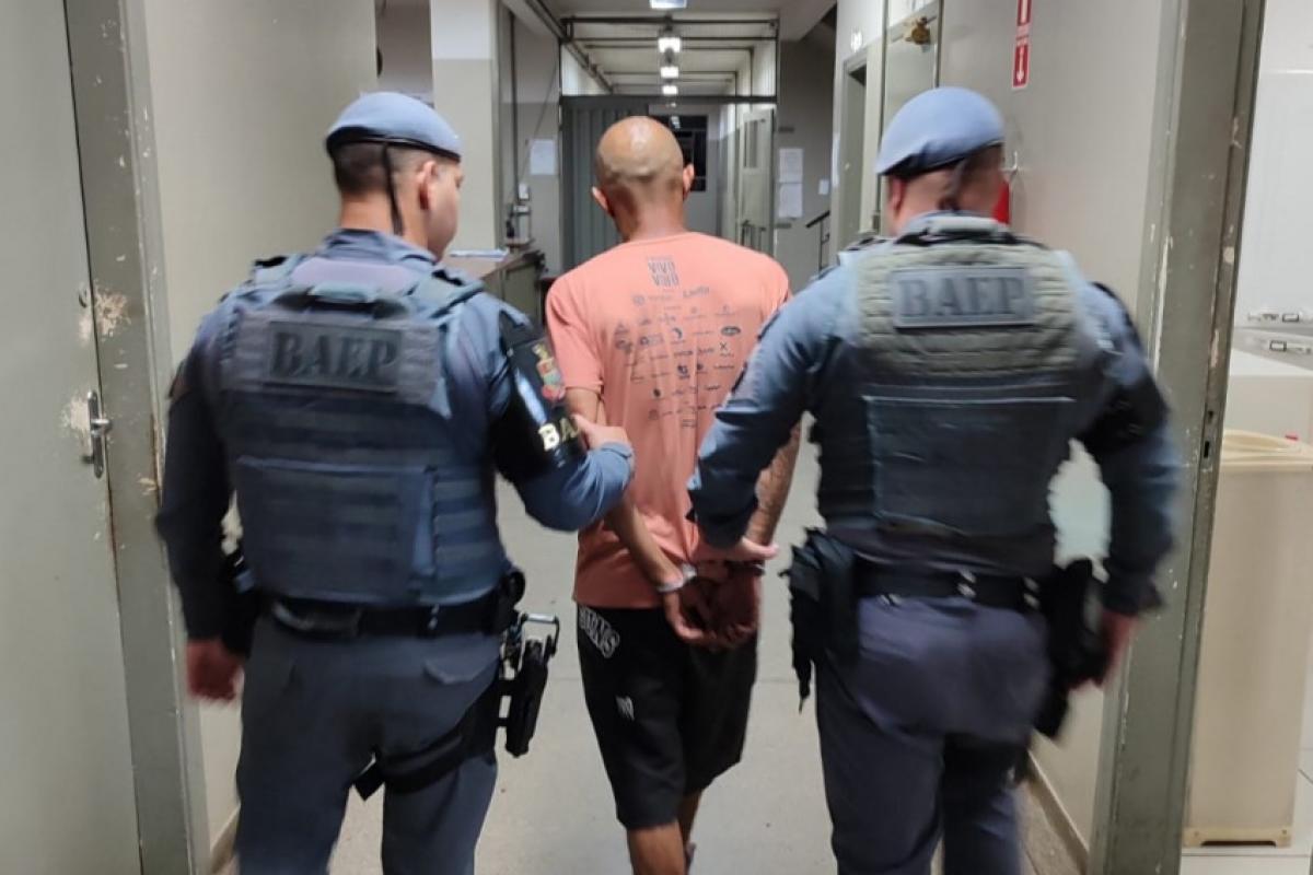 O homem foi preso pela equipe do Baep e conduzido ao Plantão Policial. 