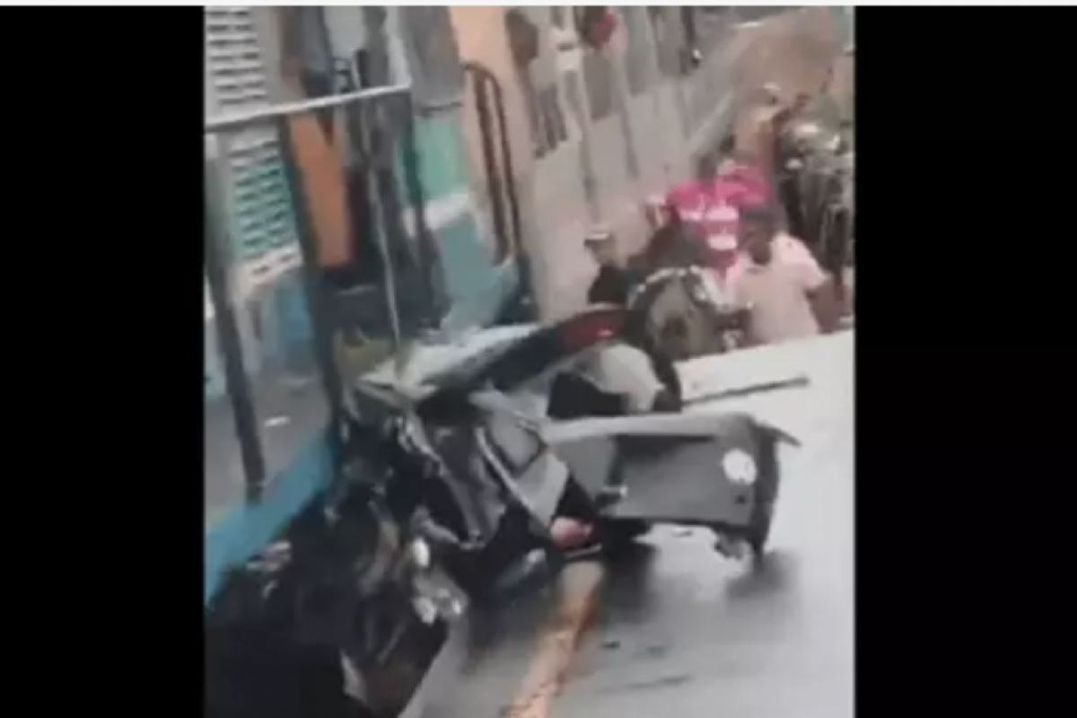 Imagens que circulam nas redes sociais mostram parte do carro prensada.