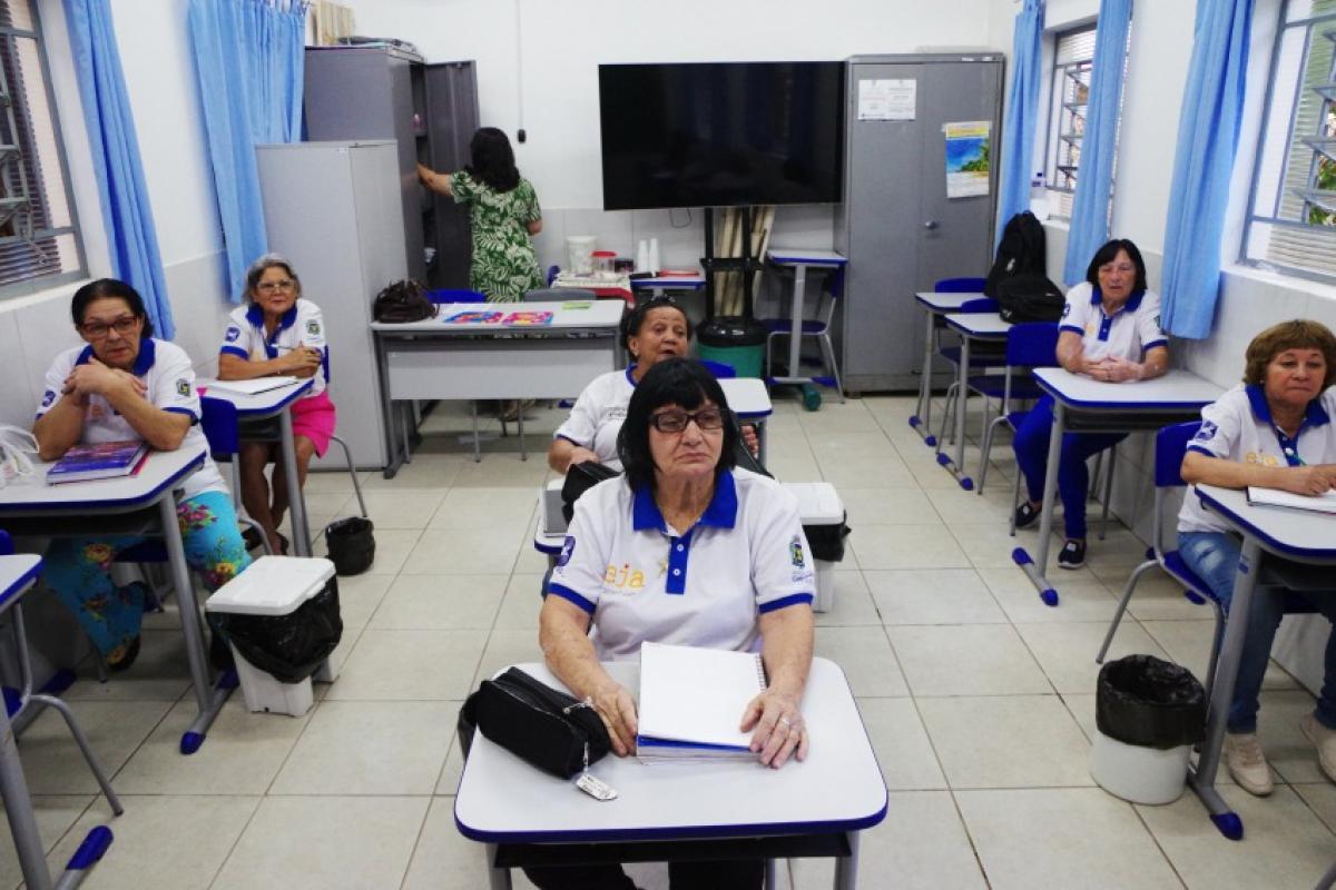 Cidade conseguiu reduzir em mais de 8 mil o número de pessoas não alfabetizadas em três anos; campanha Fevereiro Violeta reforça busca ativa.