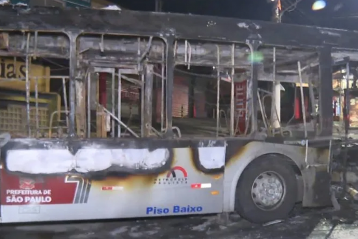 Após esvaziarem o ônibus, eles atearam fogo no coletivo. 