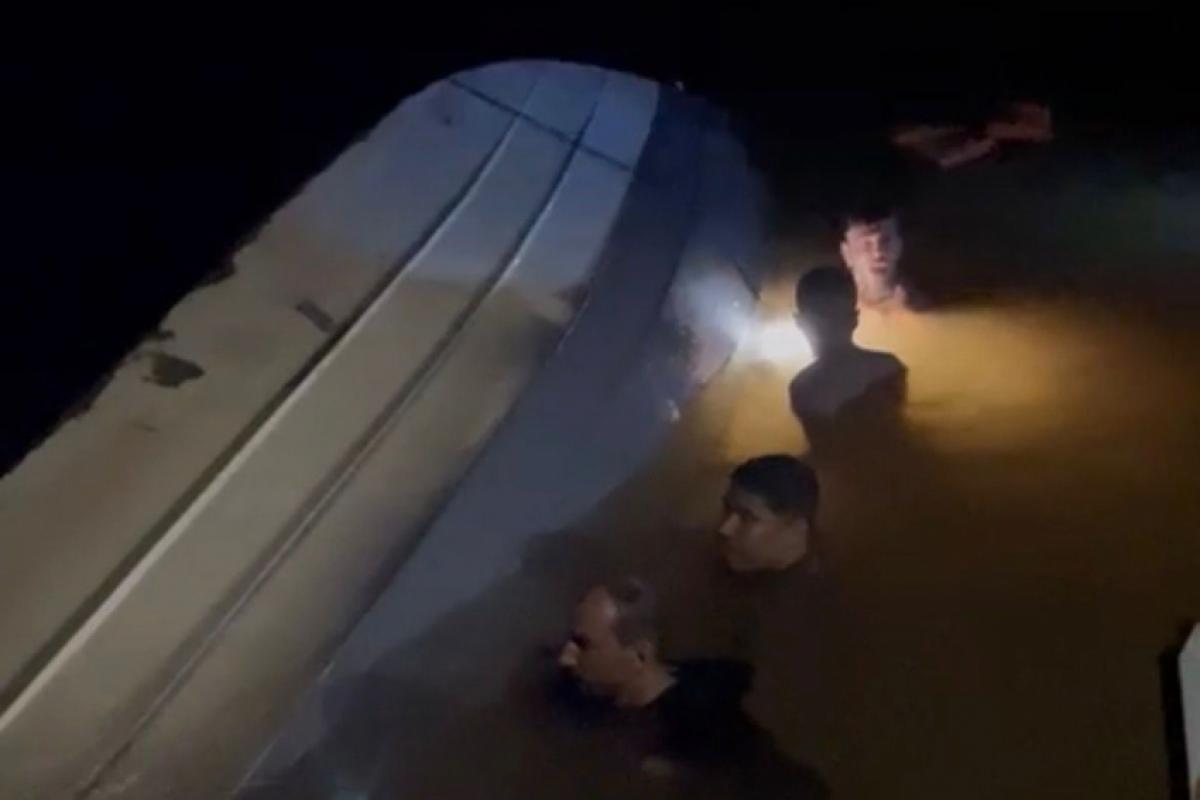 Voluntários tentando realizar o resgate das vítimas 