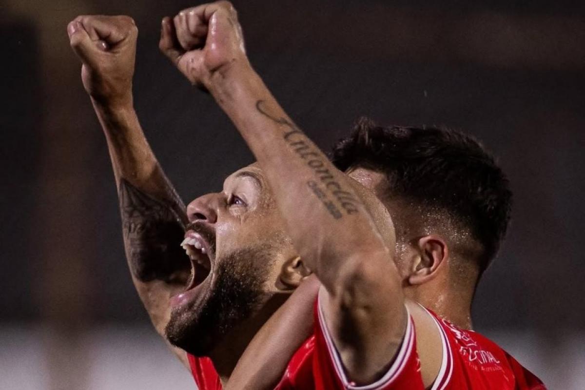 Em ano de Copa, a torcida pede: 'Carlão é Seleção!'