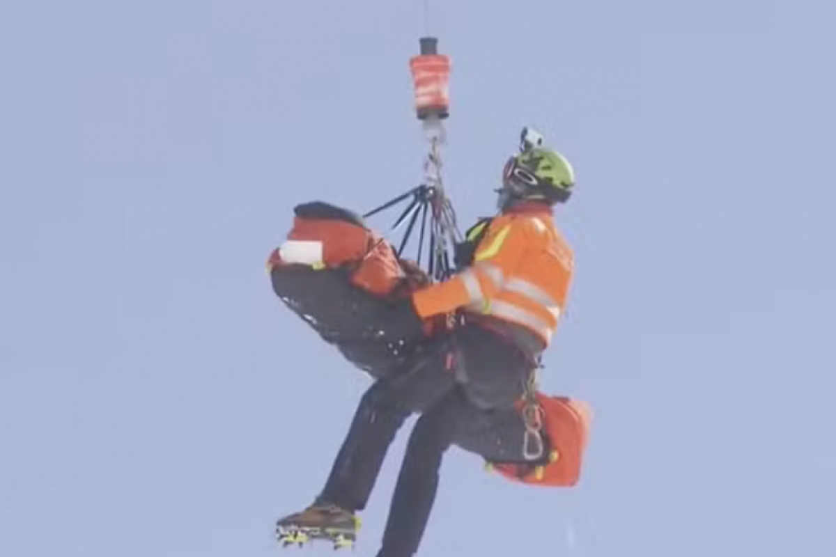 A atleta caiu logo no início do percurso após errar uma curva.