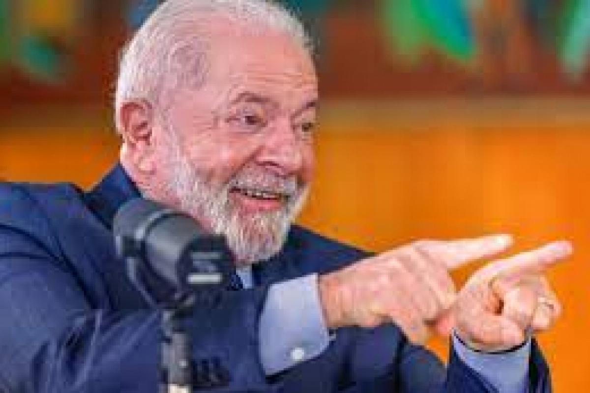 No primeiro cenário, Lula aparece com 39%, seguido por Flávio Bolsonaro, com 30%, e Ratinho Júnior (PSD), com 10%. 