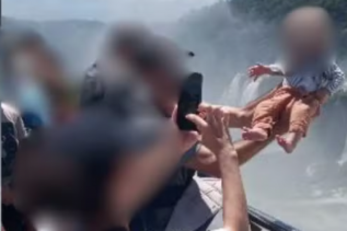 O ponto turístico fica diante de uma queda d’água com aproximadamente 80 metros de altura, equivalente a um prédio de cerca de 27 andares.