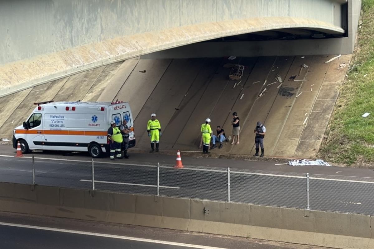 Corpo da vítima ainda no acostamento da rodovia Cândido Portinari, na Vila São Sebastião