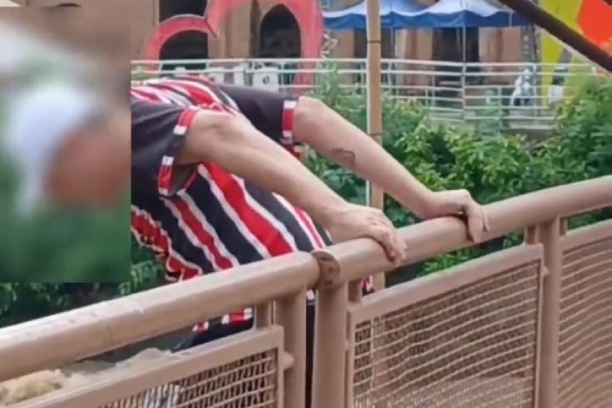 Momento em que o rapaz resolve pular da Ponte Pênsil