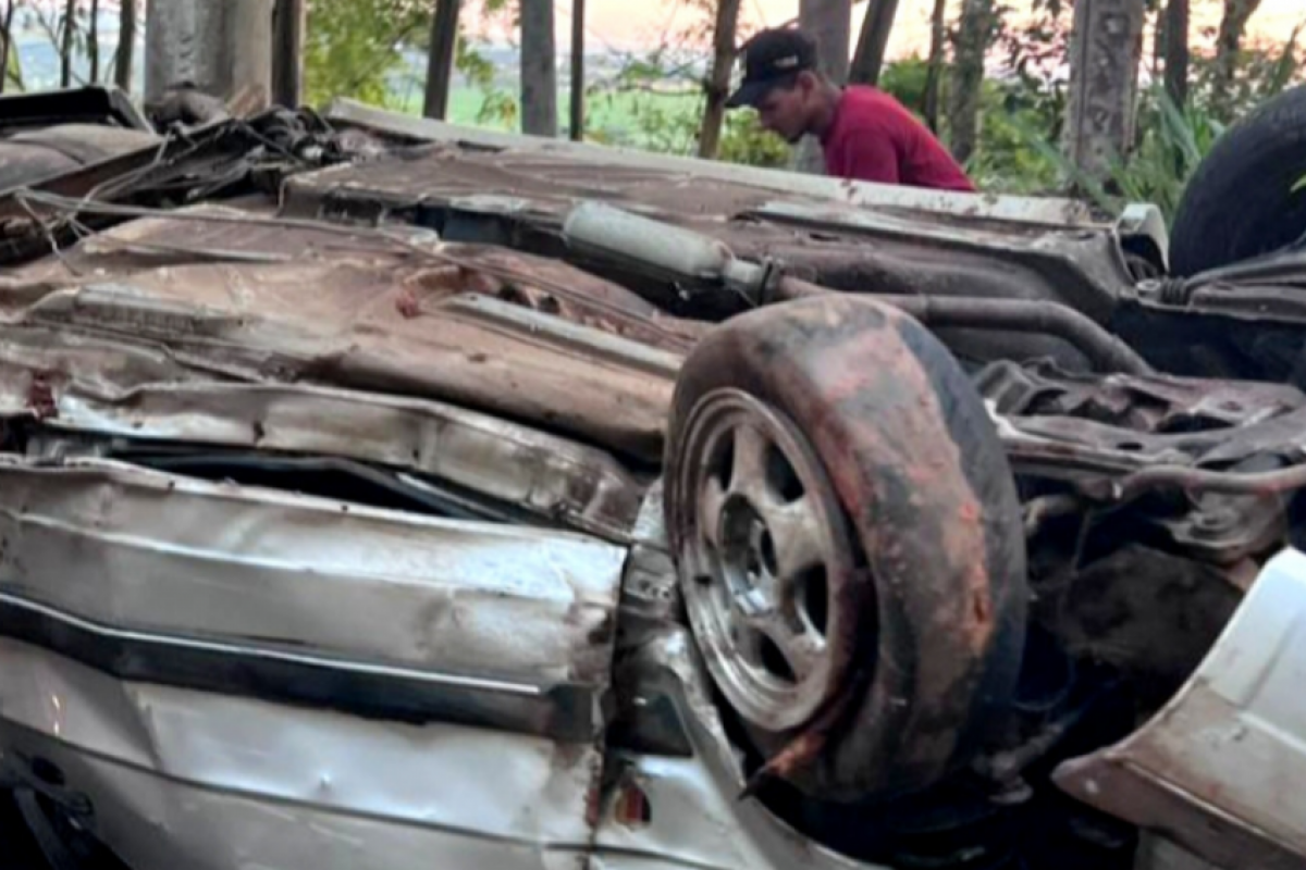 O carro ficou destruído no acidente gravíssimo na Serra de São Pedro. 