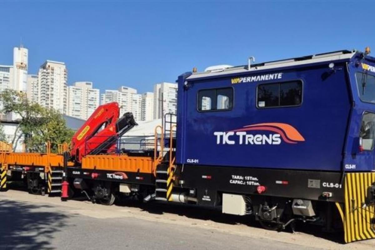 Um veículo de manutenção da concessionária TIC Trens acabou saindo da via com uma movimentação do solo