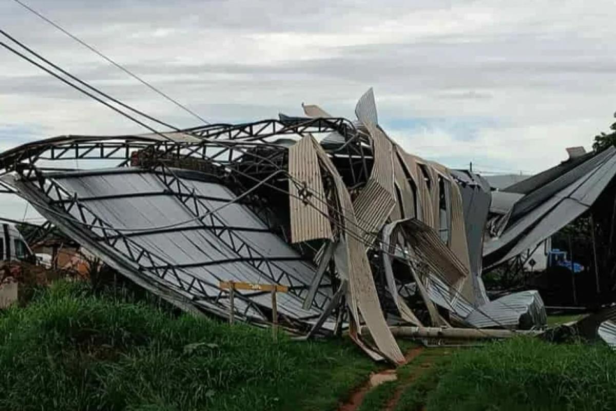 Ventos intensos derrubam árvores, danificam rede elétrica e destelham casas; equipes seguem em operação para normalizar serviços