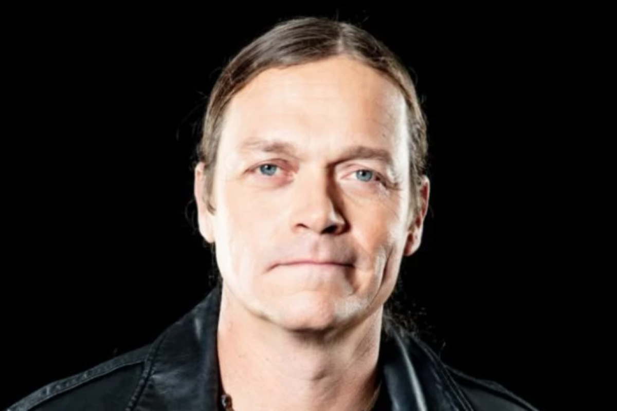 Arnold enfrentava um carcinoma renal de células claras, com metástase nos pulmões. 