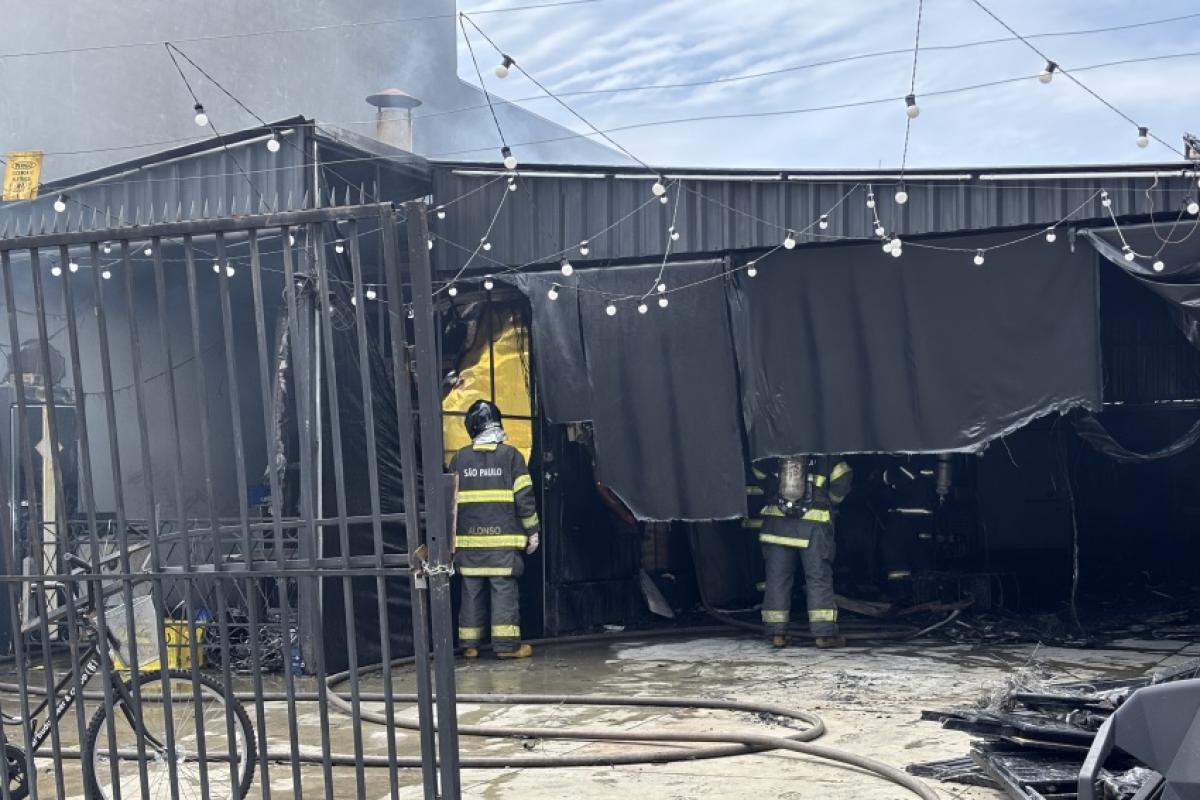 Corpo de Bombeiros apagando o incêndio em um bar na avenida Hugo Betarello, em Franca