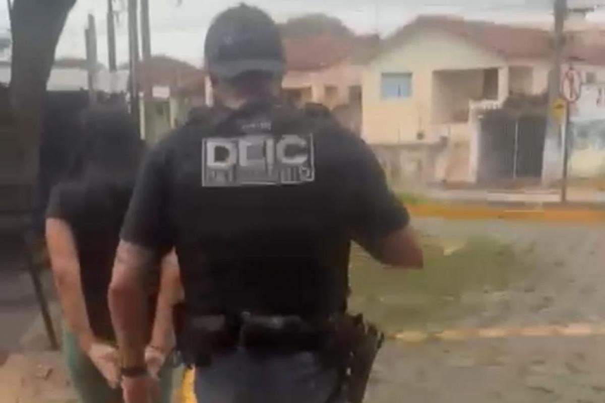 Momento em que uma das acusadas chega à delegacia 