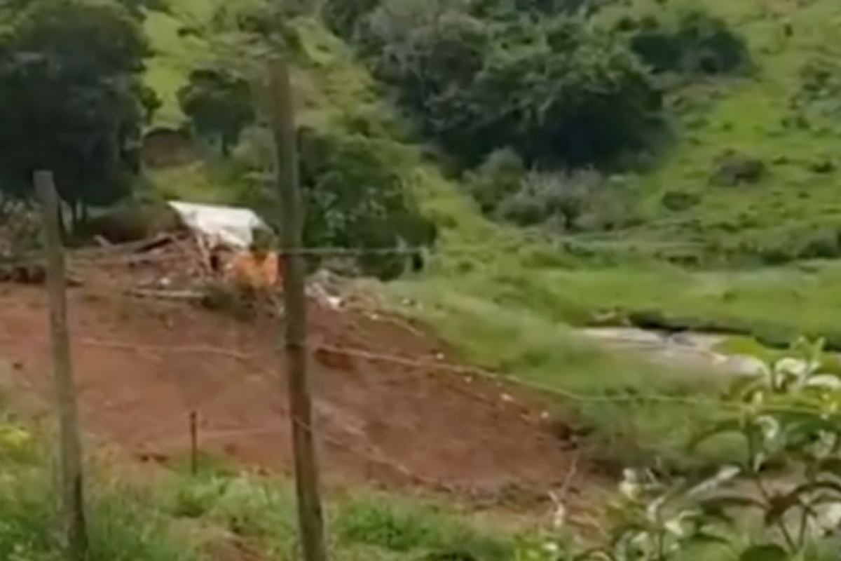 O rompimento de um açude provocado pelas fortes chuvas na região ocasionou o deslizamento de terra que avançou sobre a casa.