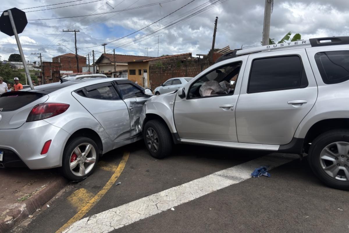 Os dois carros envolvidos no acidente de trânsito na vila São Sebastião 
