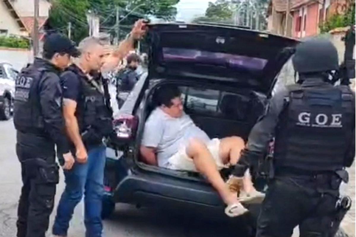 Salomão chegando algemado à Deic de Taubaté