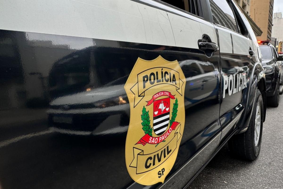 A criança apresentava hematomas em diferentes estágios, sinais de desnutrição e uma fratura antiga.