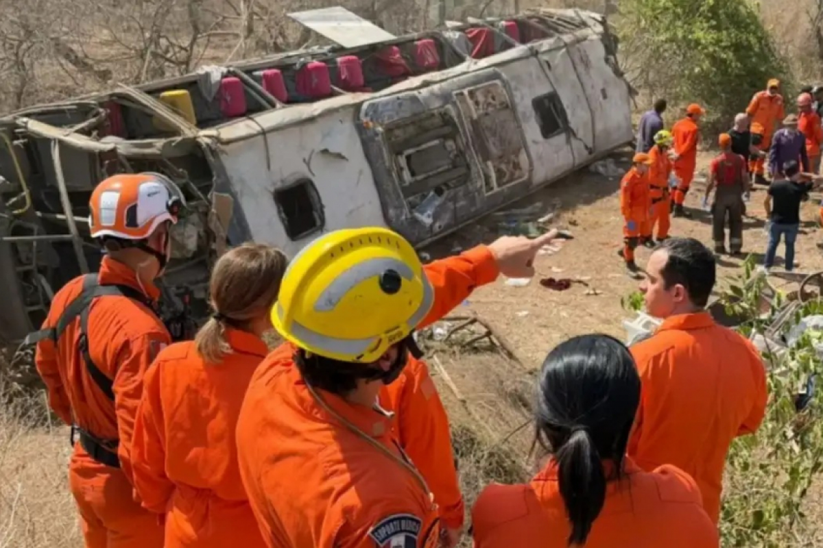 O veículo transportava cerca de 60 romeiros, e o acidente de trânsito deixou 16 pessoas mortas