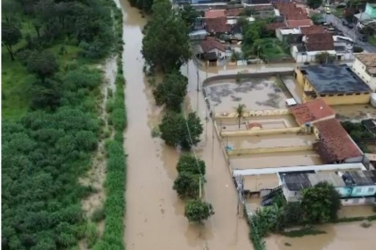 Rua alagada no bairro Santa Tereza, em Taubaté