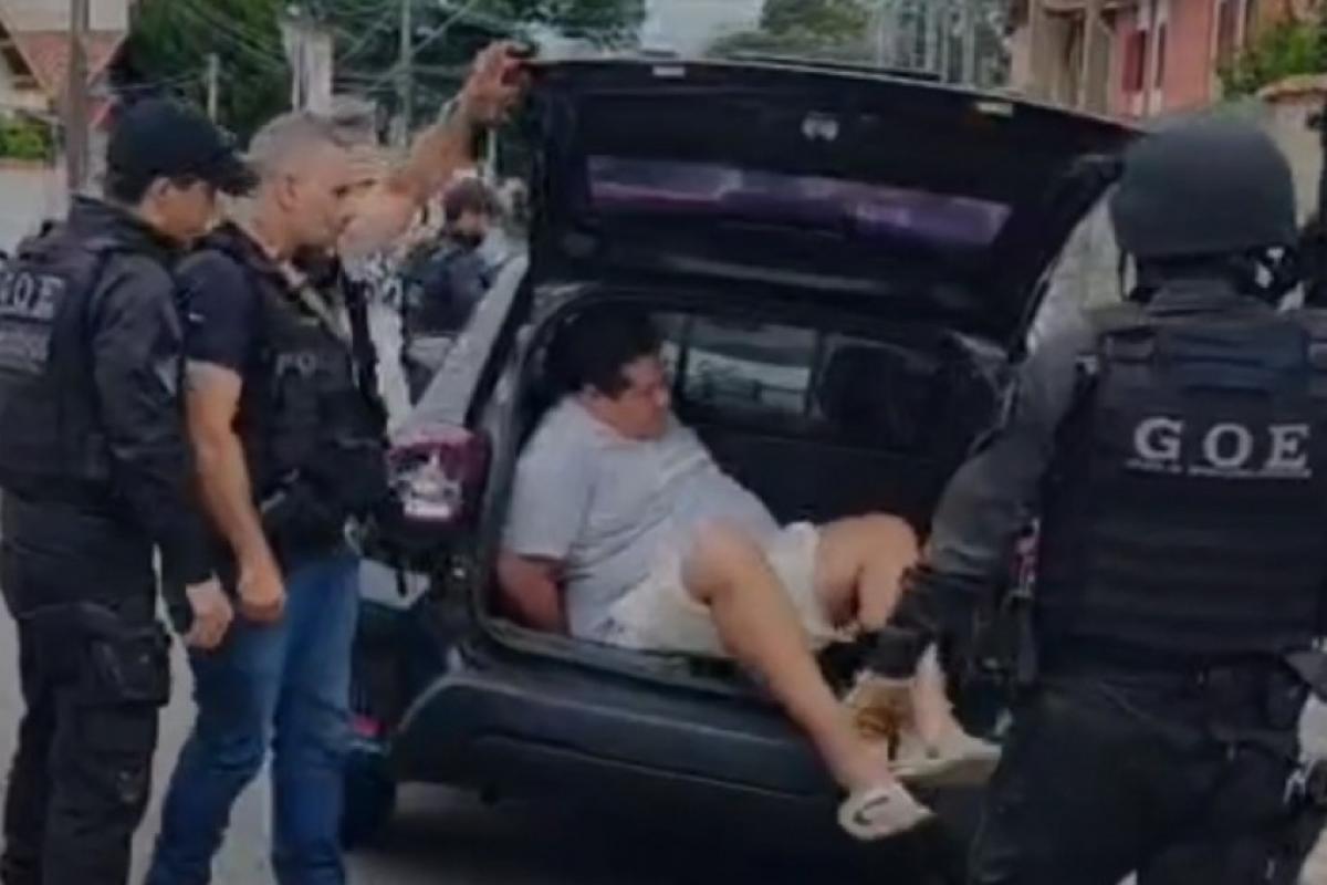 Salomão chegando algemado à sede da Deic