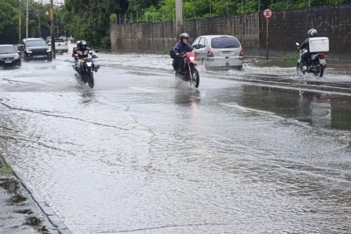 Os dois sentidos da avenida Jaime Pereira ficaram alagados. 