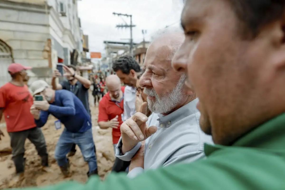 Lula durante visita a áreas afetadas pelas chuvas no município de Ubá