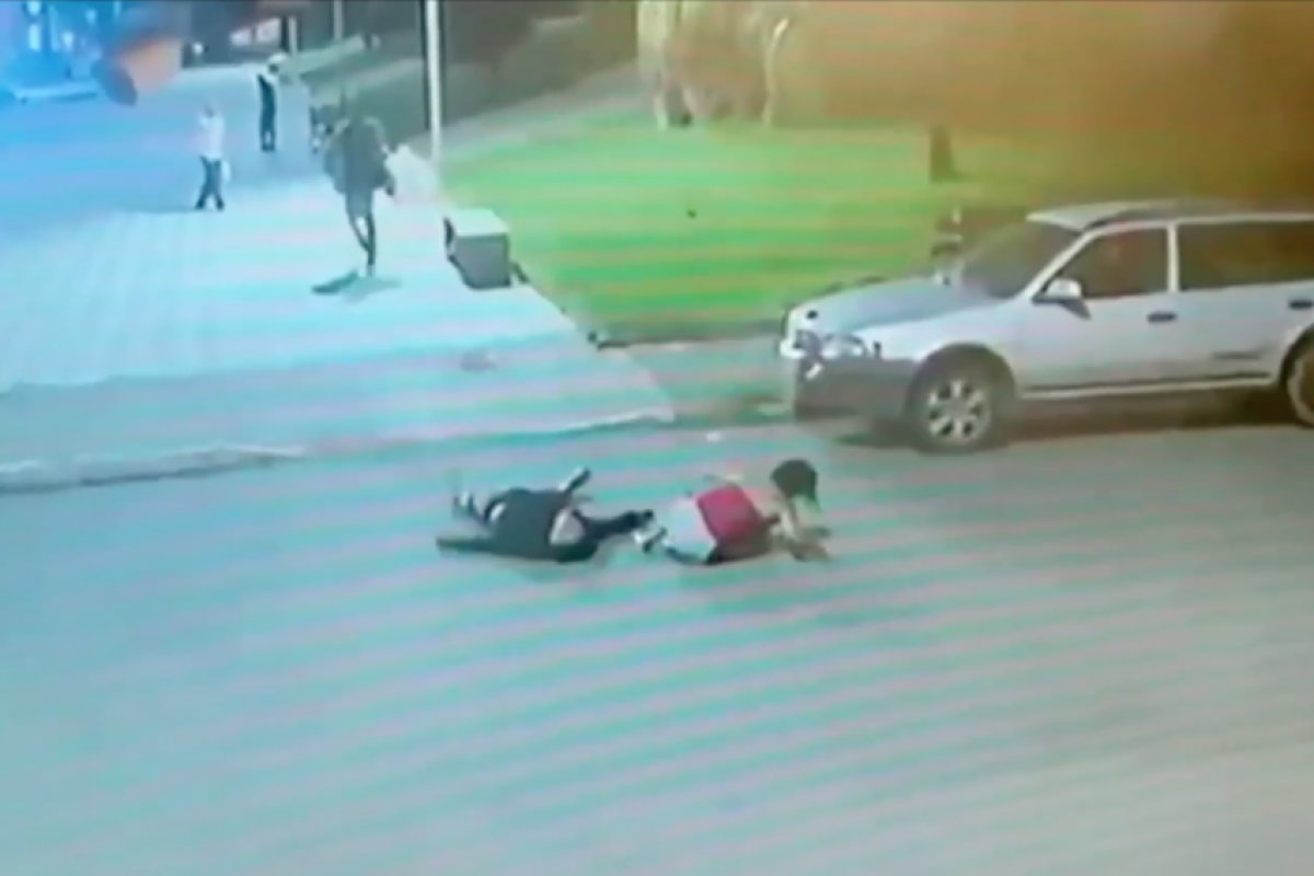 A intervenção desesperada da mulher não impediu que o mais velho, de 23 anos, morresse no local.