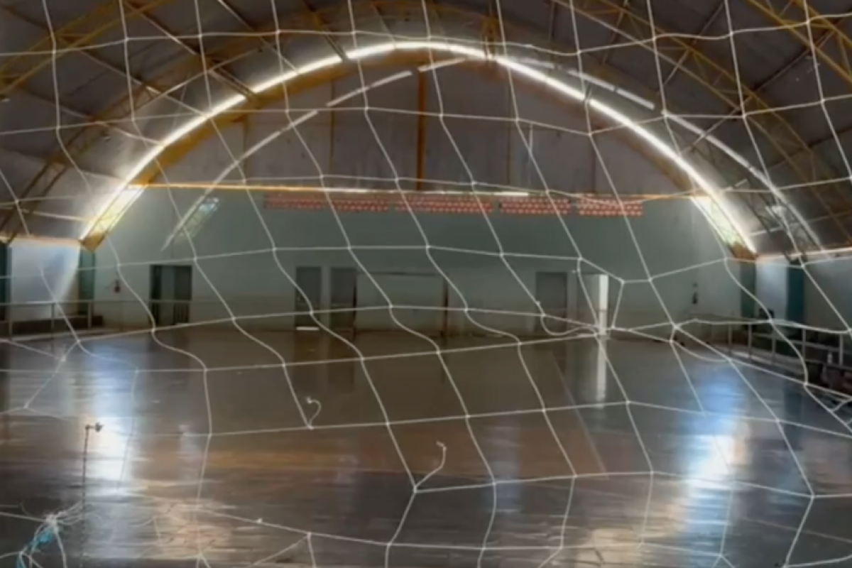 O aluno estava com a turma realizando atividades na quadra esportiva quando se pendurou na trave que tombou sobre a cabeça dele.