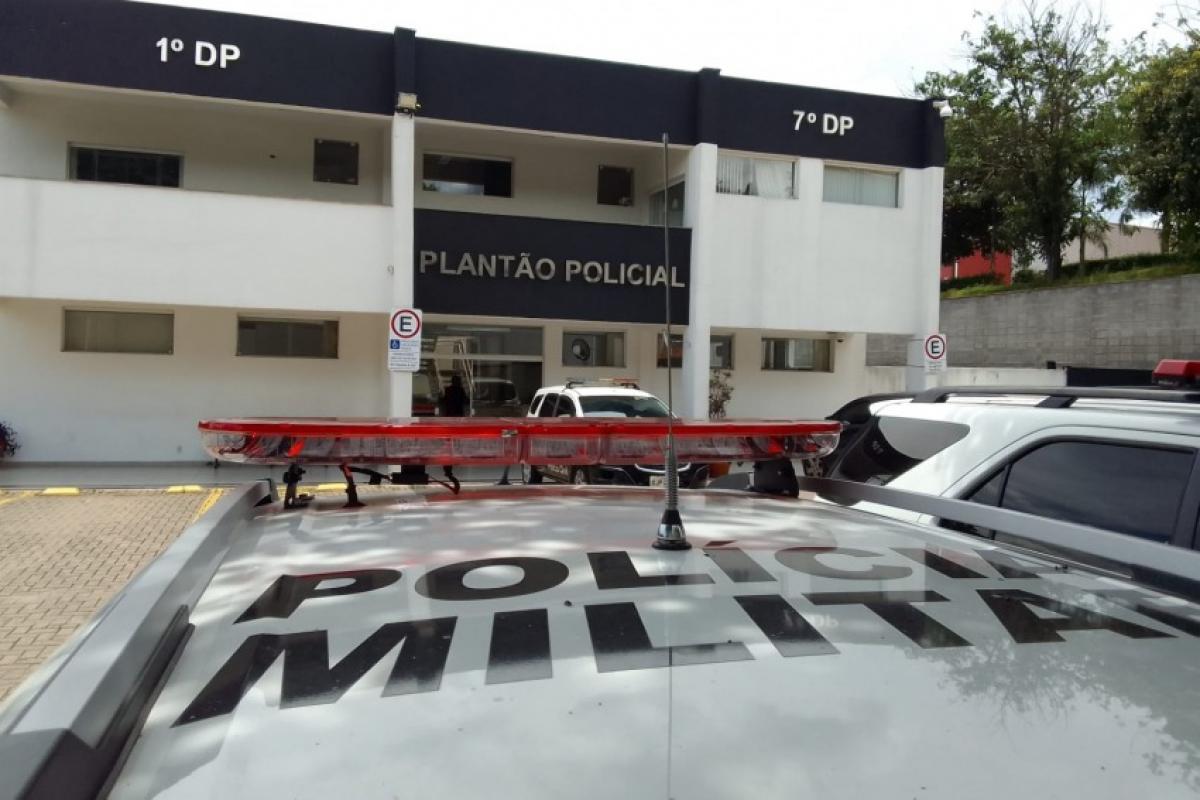 Os policiais o detiveram e o levaram ao Plantão Policial