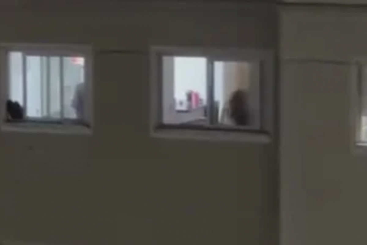 Segundo a Polícia Militar, os agentes encontraram o imóvel com sinais de depredação e a vítima com ferimentos no rosto. 