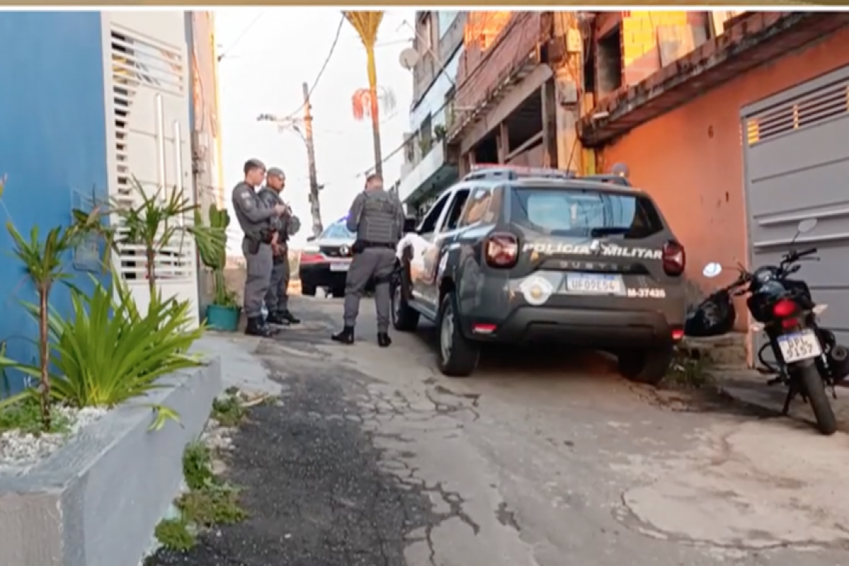 O garoto que foi baleado estava gravando o colega rodar o tambor do revólver quando foi atingido.