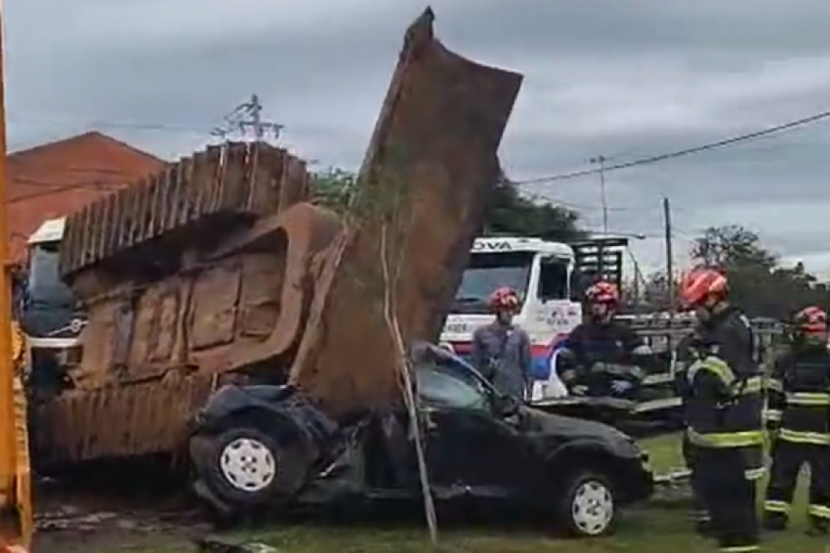 Retroescavadeira transportada por caminhão tombou e atingiu três veículos no bairro João Pioli, em Indaiatuba.