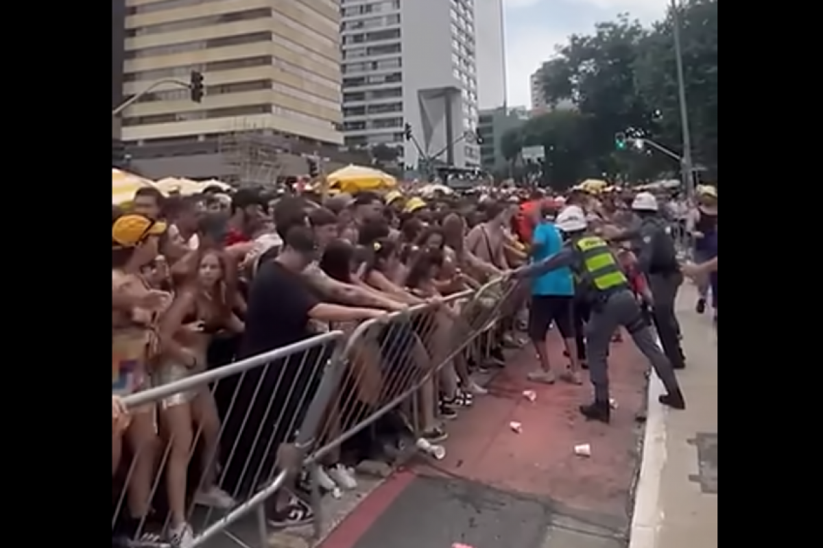 Há imagens e relatos de foliões prensados em grades e passando mal neste domingo (8).